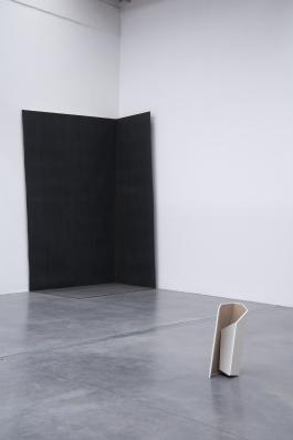 Cécile Dupaquier, Angle (obscur), 2020. Papier bitumé, structure bois, env. 320 x 210 x 122 cm. Production Le A9 Crac. Photographie Angélique Pichon et le 19 Crac.