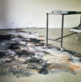 Mountaincutters, vue de l’exposition Spolia, un projet de Guillaume Désanges et mountaincutters. Installation in situ, 2018, dimensions variables. Argile, verre soufflé, cuivre, porcelaine, acier, laiton, dessins, rouille, ciment, sol. Production Le Grand Café – centre d’art contemporain, Saint-Nazaire. Photographie mountaincutters.