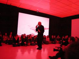 John Giorno lors de l'exposition de Ugo Rondinone, La Criée centre d’art contemporain, 2003  production : La Criée centre d’art contemporain, Rennes  photo : Marc Domage