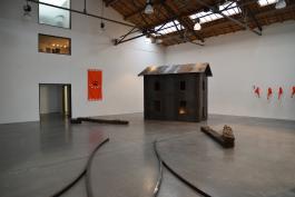 La Gare de nulle part, Installation. Acier, traverses de rails, objets trouvés. Dimensions variables. Prod. Le 19. Crédit photo Angélique Pichon et le 19, Crac.