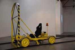 Mécaniques pour un tunnel de l'amour, 2017. Sculpture. Acier, moteur, tubes métal, siège baquet et peinture. Prod. Le 19. Crédit photo Angélique Pichon et le 19, Crac.