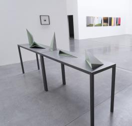 Victoire Thierrée, Azimut #1, #2, #3, #4 et #5, 2018-2020. Acier, peinture acrylique jaune-vert pâle, cire. Dimensions variables. Co-production Le 19 Crac et l'artiste. Photographie Angélique Pichon et le 19 Crac.