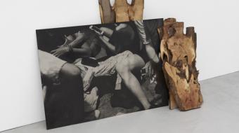 Olu Ogunnaike, 05:39_14Oct18, 2021. Impression sérigraphique en charbon sur acier miroir, chutes de bois d’if anglais. Exposition Reconfigured, Timothy Taylor, New York, États-Unis. Commissaire : Rose Easton. 29 avril – 12 juin 2021. Photo : Theo Christelis