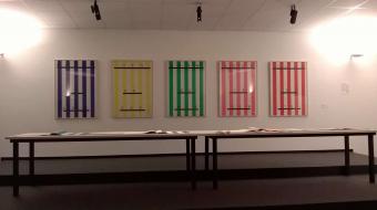 Photo-souvenir : vue de l'exposition "Daniel Buren Archives-Souvenirs / Extraites du fonds de documentation et d’archives de l’IAC", in Auditorium de l'IAC — Institut d'art contemporain, Villeurbanne/Rhône-Alpes, France, 19 décembre 2019-28 juin 2020. © Daniel Buren/ADAGP, Paris. Détail. Photo : IAC de Villeurbanne