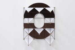 Ronan Lecreurer, Fractée 15.07.b, 2021. Billes de hêtre, fibre de verre noire, toile spinnaker, tissu. 49 x 65 x 14 cm. Production le 19 crac. Photo Angélique Pichon et le 19 Crac.