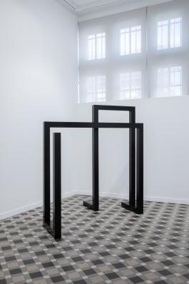 Perspective 2020, structure métallique, peinture noire mate, 220 x 180 x 220 cm © Detanico Lain, production CRP/. Photo : Mathieu HAREL VIVIER