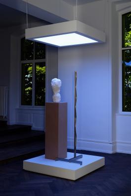 Armando Andrade Tudela, Sans titre, 2018. Acier inoxydable, tête en plâtre, plinthe, acier inoxydable, plâtre, MDF. 277 × 120 × 120 cm. Courtesy de l’artiste. Photo A. Mole.