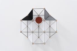 Ronan Lecreurer, Fractée 15.08.b, 2021. Billes de hêtre, fibre de verre noire, toile spinnaker, tissu. 49 x 49 x 14 cm. Production le 19 crac. Photo Angélique Pichon et le 19 Crac.
