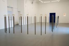 David Horvitz, "Berceuse pour un paysage", 2019 quarante cloches tubulaires en laiton oxydé vue de l’exposition "La forme d’une vague à l’intérieur d’une vague", La Criée centre d’art contemporain, Rennes, 2019 production : La Criée centre d’art contemporain, Rennes courtesy de l’artiste et ChertLüdde, Berlin photo : Benoît Mauras