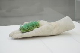 Evariste Richer, "L’herbe", 2019 plâtre, sélénite production : La Criée centre d’art contemporain, Rennes courtesy de l’artiste et de Meessen De Clercq, Bruxelles photo : Benoît Mauras
