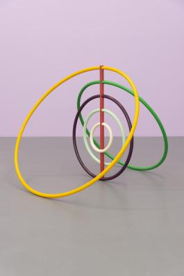 Seulgi Lee, "KUNDARI araignée", 2019 structure tubulaire avec cinq cercles,150 x 124 x 151 cm production : La Criée centre d’art contemporain, Rennes – photo : Benoît Mauras – Seulgi Lee © Adagp, Paris 2019