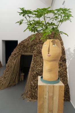 Éléonore Saintagnan, Adam, 2019 grès coloré, arbre parapluie (schefflera actinophylla) production : La Criée centre d’art contemporain, Rennes courtesy de l’artiste photo : Benoît Mauras
