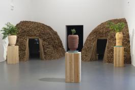 Éléonore Saintagnan, vue de l’exposition L’Œuf pondu deux fois, La Criée centre d’art contemporain, Rennes, 2019 courtesy de l’artiste photo : Benoît Mauras