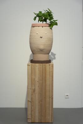 Éléonore Saintagnan, La Reine, 2019 grès coloré, abutilon production : La Criée centre d’art contemporain, Rennes courtesy de l’artiste photo : Benoît Mauras