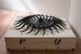 Maxime Bondu, Rotor de Schauberger, 2019. Possible hélice de turbine-vortexeur dessinée par Viktor Schauberger. Vue de l’exposition « Le vol du Pan » au Lycée des métiers Roland Garros. Production Lycée des métiers Roland Garros et BBB centre d’art, Toulouse. Avec le soutien de Résines & Moulages, Aucamville. Curateur & crédit photo : Émile Ouroumov,