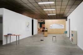 Vue des expositions de Matthieu Saladin «Temps partiels II. Flextime », Les supports (scénographie d’un mobilier de bureau), 2019. Production : BBB centre d’art, Toulouse. Vue de l’exposition «Temps partiels II. Flextime » au BBB centre d’art, 2019. Curateur & crédit photo : Émile Ouroumov.