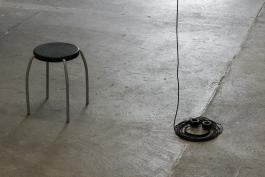 Matthieu Saladin, Évaporation, 2019. Les supports(scénographied’un mobilier de bureau), 2019. Production : BBB centre d’art, Toulouse.Vue de l’exposition «Temps partiels II. Flextime » au BBB centre d’art, 2019. Curateur & crédit photo : Émile Ouroumov.