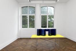 Armando Andrade Tudela, Ahora No!, 2018. Céramique, pigment, table. 135 × 90 × 200 cm. Courtesy de l’artiste. Photo A. Mole.