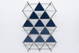 Ronan Lecreurer, Fractée 15.09.b, 2021. Billes de hêtre, fibre de verre noire, toile spinnaker, tissu. 50 x 68 x 18 cm. Production le 19 crac. Photo Angélique Pichon et le 19 Crac.
