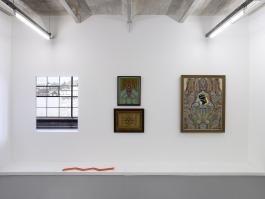 Vue de l’exposition Louise Hervé & Clovis Maillet, L’Iguane, Centre d’art contemporain d’Ivry – le Crédac, 2018. Louise Hervé & Clovis Maillet, Imitation d’Annie Besant, Formes-pensées - le soir de la première (sous l’influence de M.D.P.) 2017 ; Oeuvres de la collection du LaM - Lille Métropole Musée d’art moderne, d’art contemporain et d’art brut, Villeneuve d’Ascq : Fleury Joseph Crépin, Tableau n°106, 1940 ; Tableau n°157, 1941 ; Augustin Lesage, Sans titre, vers 1952. Photo : André Morin / le Crédac. © 