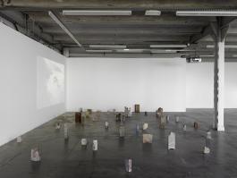Vue de l’exposition Shimabuku, Pour les pieuvres, les singes et les Hommes, Centre d’art contemporain d’Ivry – le Crédac, 2018. Du premier au second plan : Erect (Ivry), 2017. Briques, matériaux divers Erect, 2017. Reborn art festival, péninsule d’Oshika, Ishinomaki, Japon. Photo : André Morin / le Crédac. © Shimabuku. Air de Paris, Paris. 