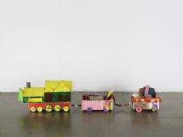 Vue de l’exposition J’aime le rose pâle et les femmes ingrates de Sarah Tritz et 29 artistes invité.e.s, Centre d’art contemporain d’Ivry – le Crédac, 2019. Sarah Tritz, Le Train rouge, 2019. © Sarah Tritz / ADAGP, Paris, 2019. Photo : André Morin / le Crédac.