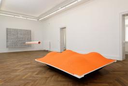 Jarbas Lopes Elastic Painting, 2017 Elastique, peinture acrylique, balles 250 x 200 x 66 cm Courtesy A Gentil Carioca & Luisa Strina Photographie Aurélien Mole