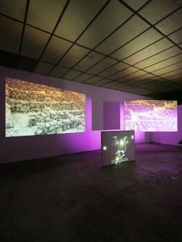 Vue de l’expositio « À la vague suivante que la suivante efface », Élisa Pône, BBB centre d’art, 2021. Commissaire : Marie Bechetoille. Photo : Edouard Decam.