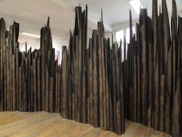 La Traversée, tubes en carton gris enduits de bitume et assemblés, dimensions variables, 2017
