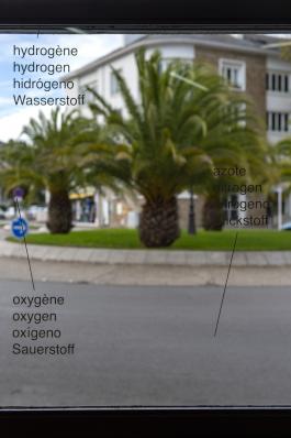 Ignasi Aballí, Un paysage possible (Saint-Nazaire), 2020. Installation in situ, vinyle adhésif sur vitre, 6,4 x 1,96 m. Production Le Grand Café – centre d’art contemporain, Saint-Nazaire. Photographie Marc Domage.