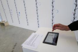 Aline Veillat, "Stamp your prints" (détail), 2019 Vue de l'exposition "Se suspendre aux lendemains", 2019 © La Kunsthalle - photo : Sébastien Bozon