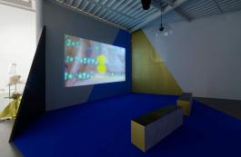 Ayoung Kim, Porosity Valley, Portable Holes, Installation vidéo (son, couleur, 20′12″), techniques mixtes, 2018. Vue de l'exposition «Desk Set», CAC Brétigny, 2018. Photo : Aurélien Mole