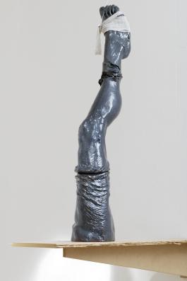 Patricia Belli,, Muda 1 (Mue 1), Céramique, MDF, textile, câble en acier, 2019. Exposition : Patricia Belli, Ser, sin serlo, Villa Vassilieff, Paris, 2019 Photo : Aurélien Mole.