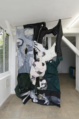 Liv Schulman Sans titre, 2019 Rideau composé  à partir des costumes réalisés pour la série de films Le Goubernement avec l’aide de Carla Magnier. Vue de l'exposition Le Goubernement à la Villa Vassilieff, Paris, 2019. Courtesy Liv Schulman © ADAGP, Paris, 2019, image  : Aurélien Mole