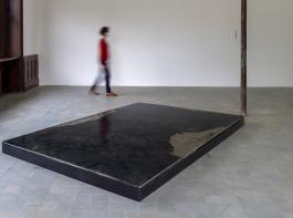 Ismaïl Bahri, Prélèvement I, 2020. Installation in situ, plexiglas, vase du Brivet, coffrage en bois, 3 x 2 m. Production Le Grand Café – centre d’art contemporain, Saint-Nazaire. Photographie Marc Domage