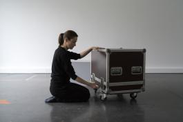 Béatrice Balcou, Cérémonie sans titre #14, 2018, dans le cadre de « Attention fragile », (image réalisée lors de répétition de la performance), MAC VAL. Photographie © Marc Domage