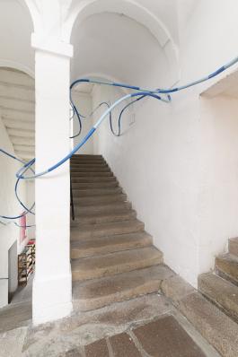 « guiozbvljazbeo », 2019, acrylique sur PVC, installation dans l’escalier du centre d’art, dimensions variables. Crédit photo : Aurélien Mole