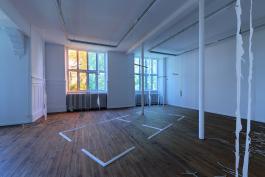 Minia Biabiany, Qui vivra verra, Qui mourra saura, 2019. Grès blanc, cordes, sel, non-tissés, filtres colorés. Courtesy de l’artiste. Production CRAC Alsace. Photo A. Mole.