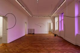 Tarek Lakhrissi, Unfinished Sentence, 2019. Fer, chaîne, bande son, performance. Dimensions variables. Bande son réalisée en collaboration avec Ndayé Kouagou. Courtesy de l’artiste. Production CRAC Alsace. Vue d'exposition A. Mole.