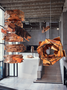Vue de l’exposition d’Anita Molinero, « Bouche-moi ce trou », Palais de Tokyo (16.02 – 09.09.2018). Courtesy de l’artiste et Galerie Thomas Bernard  - Cortex Athletico. Photographie : André Morin © ADAGP, Paris 2018