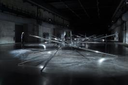 Claude Lévêque, Human Fly, 2019. Dispositif in situ, LiFE, Saint-Nazaire, programmation hors les murs du Grand Café – centre d’art contemporain. Tubes inox poli miroir, programmation de lumière stroboscopique. Diffusion sonore : crépitements métalliques. Conception sonore en collaboration avec Yoann Le Claire. Photographie Marc Domage. © ADAGP Claude Lévêque. Courtesy l’artiste et kamel mennour, Paris/Londres