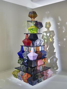Delphine Coindet, Prismes, 2014-2015 Exposition « Une maison de verre - Le Cirva, Centre international de recherche sur le verre et les arts plastiques », musée Cantini, Marseille, 2017 Photo : D. Giancatarina Collection Cirva