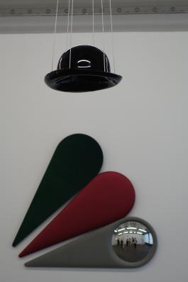Delphine Coindet, Chapeau melon, 2014-2015 Exposition « Delphine Coindet. Modes & Usages de l'art », centre d'art contemporain le Crédac, Ivry-sur-Seine, 2015 Photo : C. Capelle / Cirva