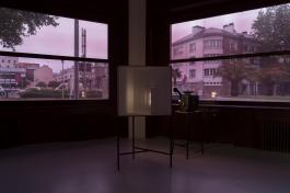 Francisco Tropa et André Maranha, La Beauté du Pacifique, 2018. Extrait de film noir et blanc 16mm, auteur inconnu, bois de cerisier, chevalet en métal, 165 x 87 x 56 cm. Production Le Grand Café - centre d'art contemporain, vue de l'exposition Le Grand Café - La moustache cachée dans la barbe,  2018. Courtesy Galerie Jocelyn Wolff, Paris. Photographie Marc Domage.