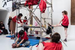 Hazel Meyer (avec Abel Báguena, Ava Hervier, Élisa Monteil, Sophie Ren et Danielle Tang), Muscle Panic, 2019, La Ferme du Buisson. Photographie © Émile Ouroumov.