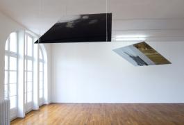Aurélie Pétrel, Beyrouth, 2019. Diptyque, verre feuilleté extra-clair avec bords polis. Faces trempées avec impression numérique, verre brisé. 140 x 90 cm et 200 x 140 cm. Production Le Grand Café - centre d’art contemporain, Saint-Nazaire. Vue de l'exposition L'Echappée belle, 2019. Courtesy Ceysson & Bénétière, Paris. © Adagp, Paris, 2019. Photographie Marc Domage. 