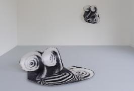 Éléonore False, Z & z, 2019. Impressions jet d’encre sur vinyle polymère, aluminium découpé et roulé. 198 x 148 cm & 52 x 70 cm. Production Le Grand Café - centre d’art contemporain, Saint-Nazaire, vue de l'exposition L'Échappée belle, 2019. © Adagp, Paris, 2019. Photographie Marc Domage.