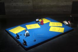 Marie Preston, Le Quilt des écoles, 2018, en coopération avec Charline, Fleur, Marie, Louna, Myrha, Maude et Paul du Lycée expérimental de Saint-Nazaire et François Deck, artiste. Installation in progress. Coton épais, ouate, impression avec tampons gomme, 500 x 680 cm. Production LiFE, Ville de Saint-Nazaire et Le Grand Café — centre d’art contemporain, Saint-Nazaire. Vue de l'exposition Les enfants d'abord !, programmation hors les murs du Grand Café au LiFE, 2018. Photographie Marc Domage.