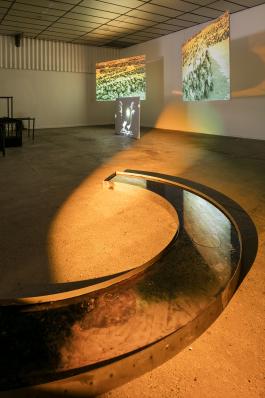 Vue de l’expositio « À la vague suivante que la suivante efface », Élisa Pône, BBB centre d’art, 2021. Commissaire : Marie Bechetoille. Photo : Edouard Decam.