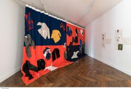 Liv Schulman  Que faire ?, 2017 Textiles  4 x 7,60 m Courtesy de l’artiste  Production La Galerie, centre d'art contemporain de Noisy-le-Sec Photo Pierre Antoine